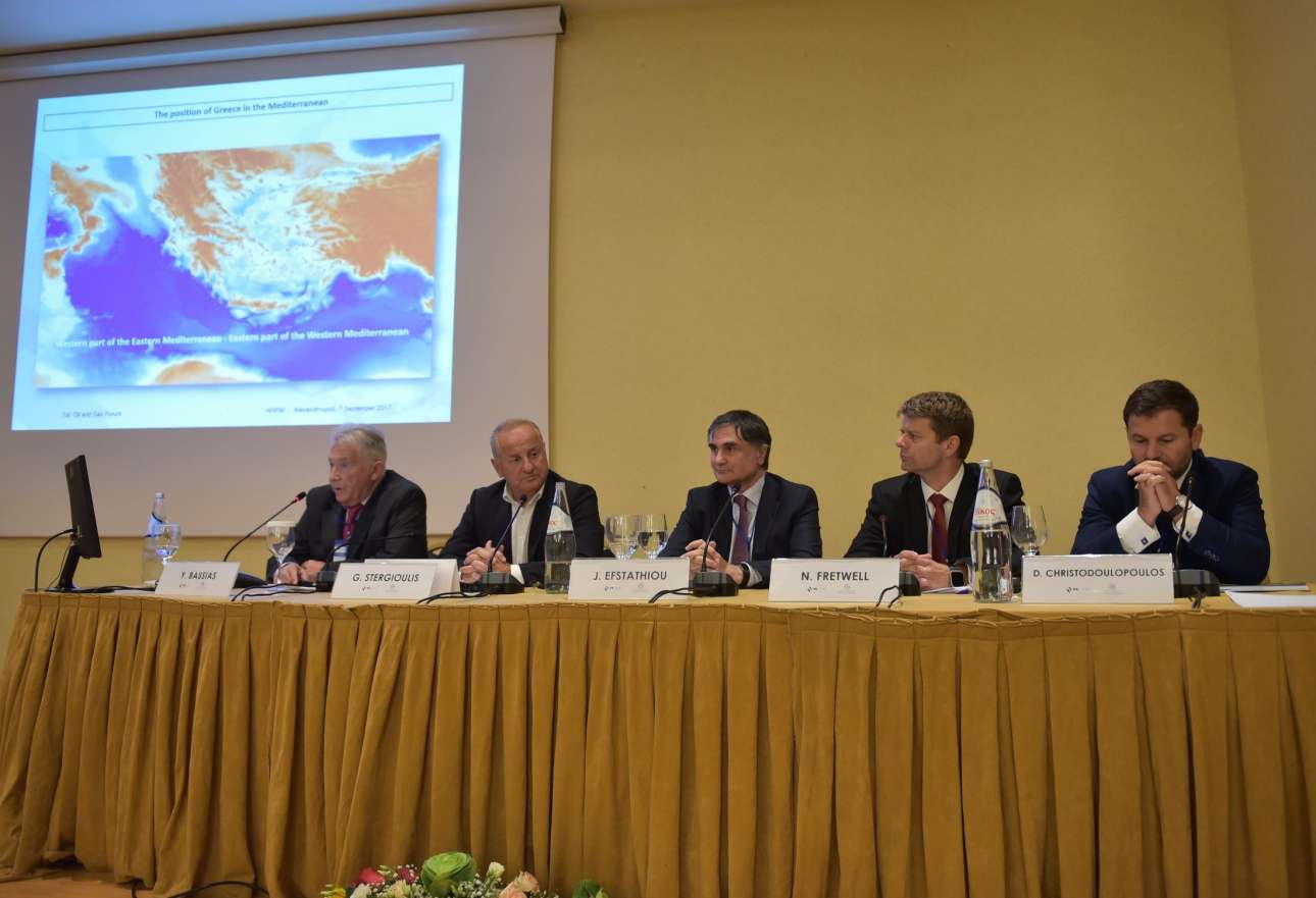     (Από αριστερά) Στο πάνελ, ο Πρόεδρος και Διευθύνων Σύμβουλος της ΕΔΕΥ κ. Γιάννης Μπασιάς, ο Διευθύνων Σύμβουλος της ΕΛΠΕ κ. Γρηγόρης Στεργιούλης, ο Διευθυντής Έρευνας Υδρογονανθράκων στην Energean Oil & Gas κ. Τζέιμς Ευσταθίου, ο Γενικός Διευθυντής της TOTAL Exploration & Production Greece κ. Nick Fretwell και ο κ. Διονύσης Χριστοδουλόπουλος Διευθύνων Σύμβουλος της ΜΑΝ Diesel & Turbo ΕΛΛΑΣ ΕΠΕ.  